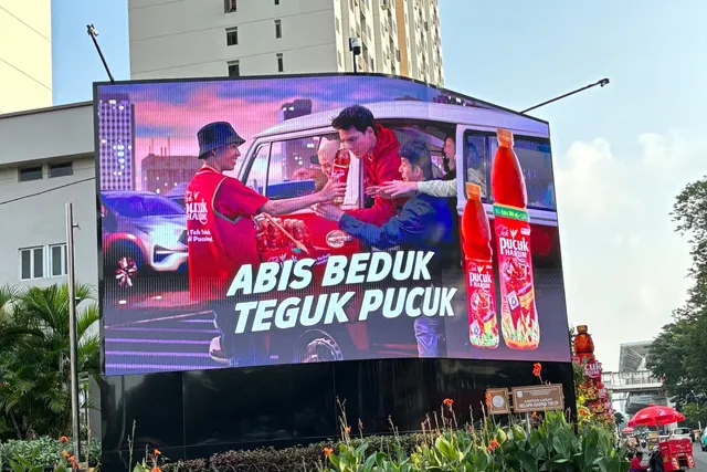 Videotron P5.71 berukuran besar di bundaran WGP Kelapa Gading Jakarta Utara menayangkan iklan minuman teh