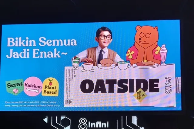 Videotron P6.67 menayangkan iklan minuman di kawasan Senopati Jakarta Selatan, di atas instalasi cahaya bermotif geometris