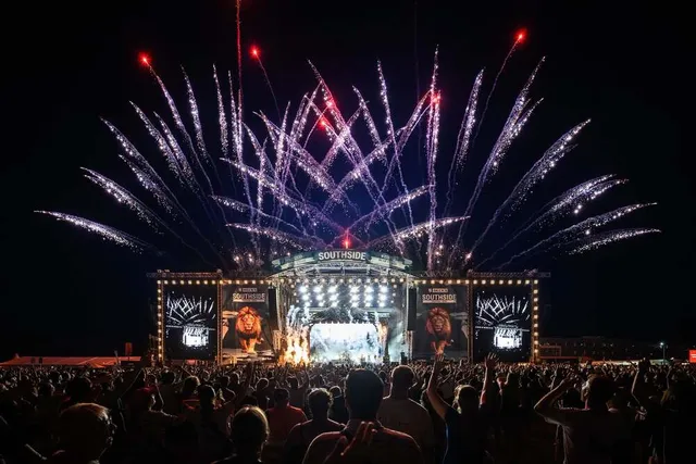Panggung utama Southside Festival Jerman dengan dinding LED raksasa Fabulux di depan puluhan ribu penonton