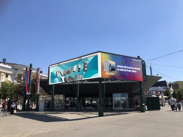 Layar LED naked-eye 3D dua bidang Iconic Screen di pintu masuk Wiener Prater Wina menampilkan konten tiga dimensi