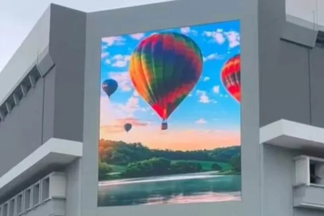 Videotron fasad P6.25 pada dinding gedung kawasan Bukit Asam Palembang menayangkan visual balon udara