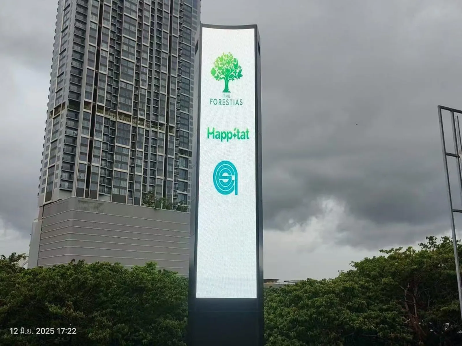 Layar LED lengkung landmark Fabulux menyala di senja hari — proyek Clock Tower Bangkok