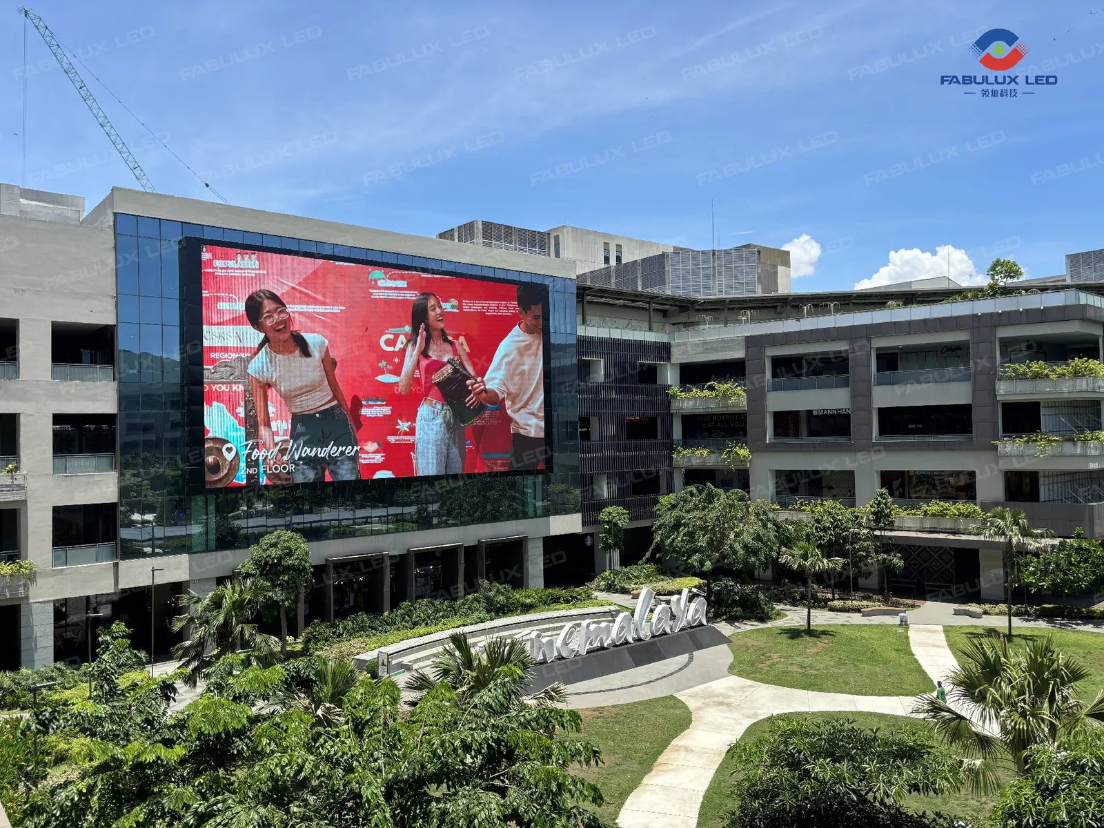 Videotron raksasa Fabulux PTA menampilkan iklan pada fasad Ayala Mall Manila