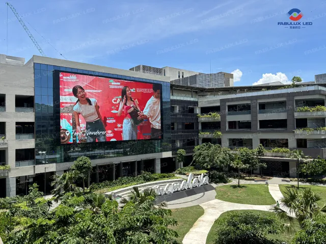 Videotron raksasa Fabulux PTA menampilkan iklan pada fasad Ayala Mall Manila