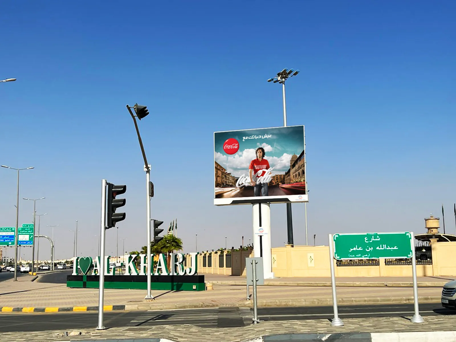 Videotron Fabulux Platinum menampilkan iklan komersial di tepi jalan Al-Kharj Arab Saudi