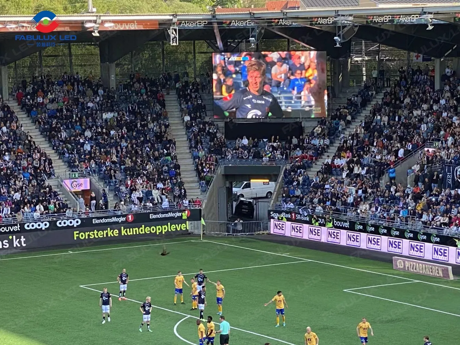 Layar LED raksasa Fabulux Platinum Pro menampilkan konten pertandingan di stadion Viking FK Stavanger