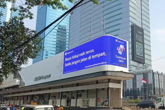 Videotron P6.67 di badan Halte Transjakarta Denpasar Jakarta menayangkan iklan bank digital, dikelilingi gedung perkantoran