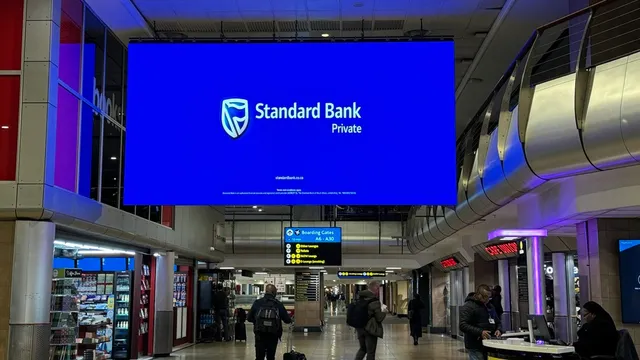 Layar LED gantung Fabulux T Series menampilkan iklan di terminal Bandara O.R. Tambo Johannesburg