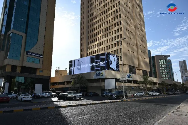 Layar LED lengkung raksasa di sudut gedung jalan perbelanjaan Kuwait menampilkan konten 3D mata telanjang