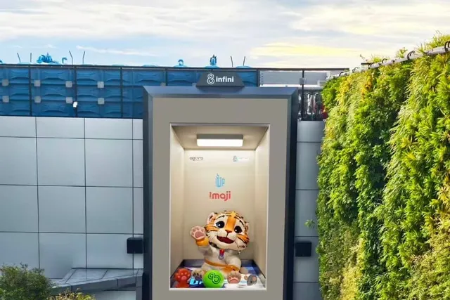 Layar outdoor P3.9 berbingkai di area terbuka Thamrin Nine Tower Jakarta, di samping dinding tanaman hijau