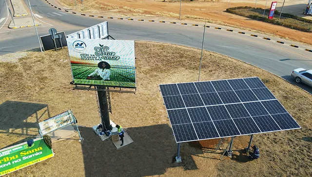 Billboard LED bertenaga surya berdiri di bundaran Mpanda Katavi Tanzania dengan panel surya di atasnya