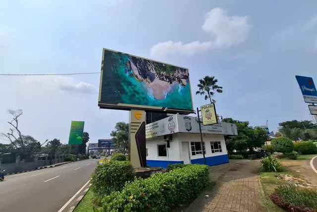 Billboard videotron P6.67 di atas tiang tunggal menghadap Jalan Raya Serpong Tangerang, menayangkan konten pariwisata