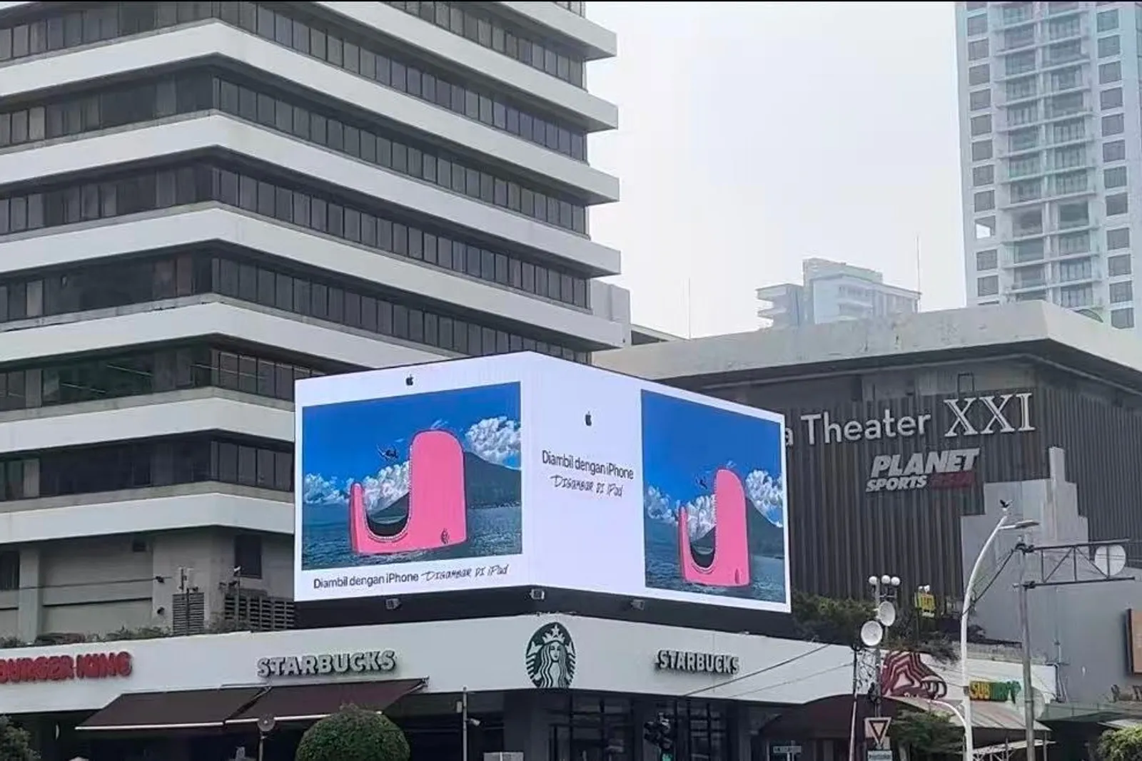 Videotron P6.67 di kawasan Sarinah Jakarta menayangkan iklan smartphone, dengan Djakarta Theater XXI di sebelahnya