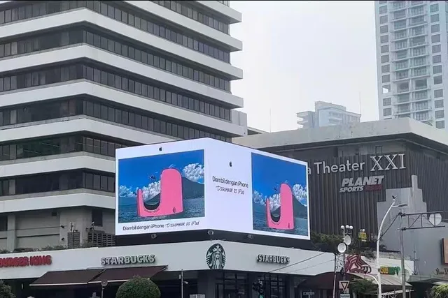 Videotron P6.67 di kawasan Sarinah Jakarta menayangkan iklan smartphone, dengan Djakarta Theater XXI di sebelahnya