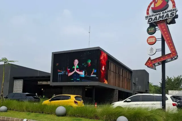 Videotron fasad P10 di sudut bangunan restoran kawasan Summarecon Bekasi menayangkan konten promosi