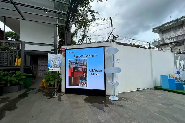 Display LED fine pitch berdiri sendiri di area M Bloc Space Jakarta menayangkan iklan smartphone