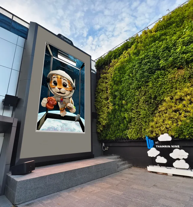 Unit layar P3.9 kedua di teras Thamrin Nine Tower menayangkan karakter animasi, berlatar langit Jakarta