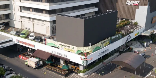 Struktur videotron Sarinah dilihat dari atas sebelum layar beroperasi, di sudut Jalan M.H. Thamrin