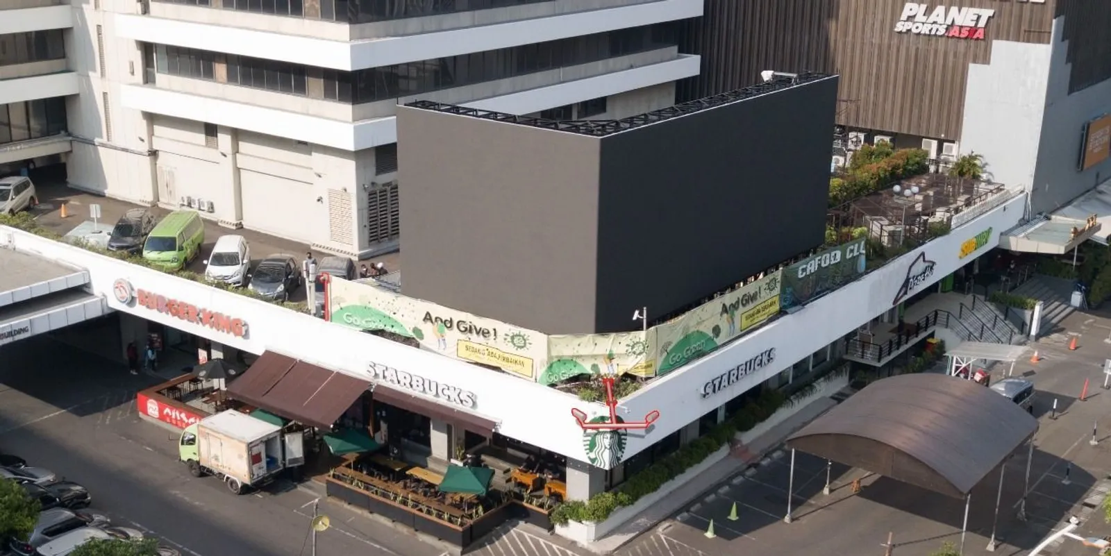 Struktur videotron Sarinah dilihat dari atas sebelum layar beroperasi, di sudut Jalan M.H. Thamrin