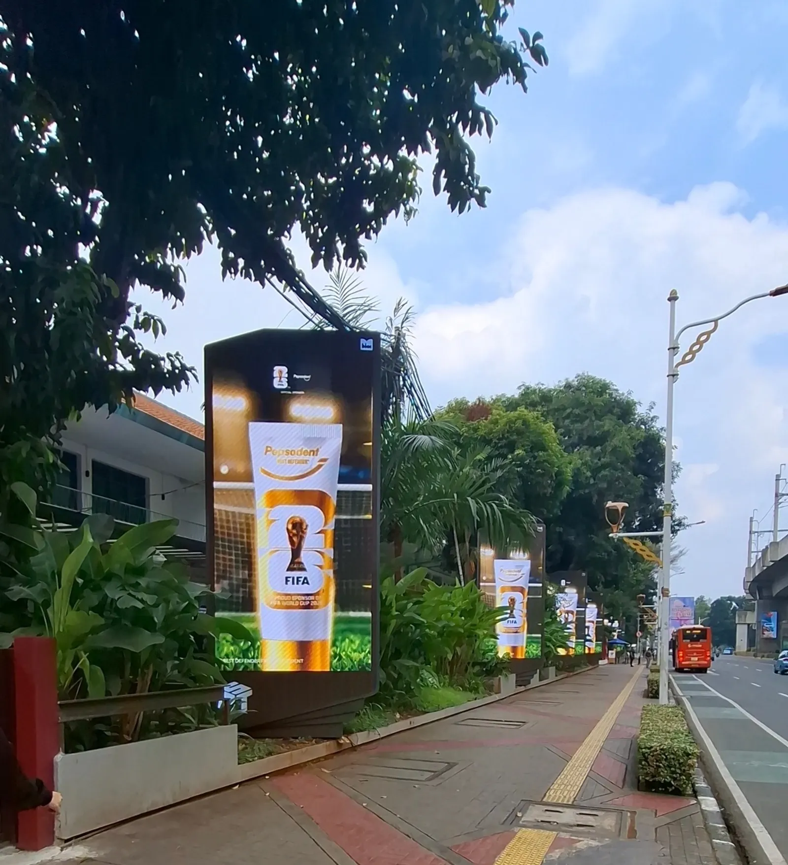 Rangkaian layar LED tiang berjajar di sepanjang trotoar depan M Bloc Space Jakarta Selatan