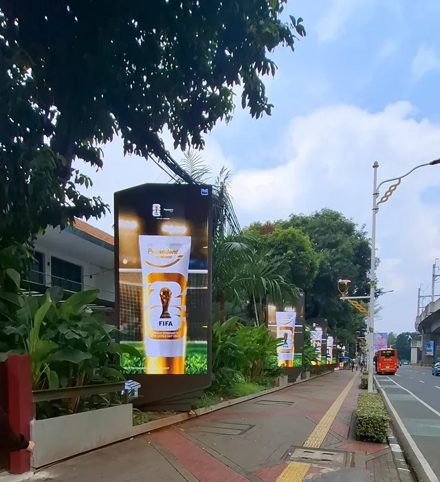 Rangkaian layar LED tiang berjajar di sepanjang trotoar depan M Bloc Space Jakarta Selatan