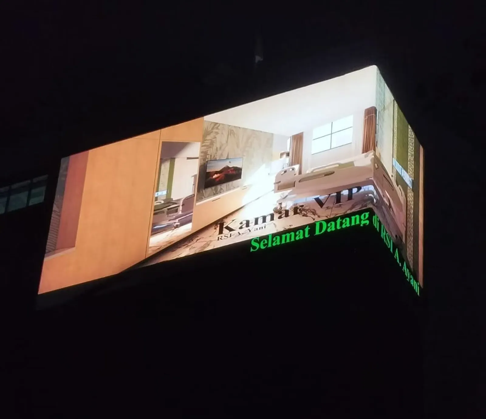 Videotron fasad Rumah Sakit Islam Surabaya menayangkan informasi kamar VIP dengan sapaan selamat datang