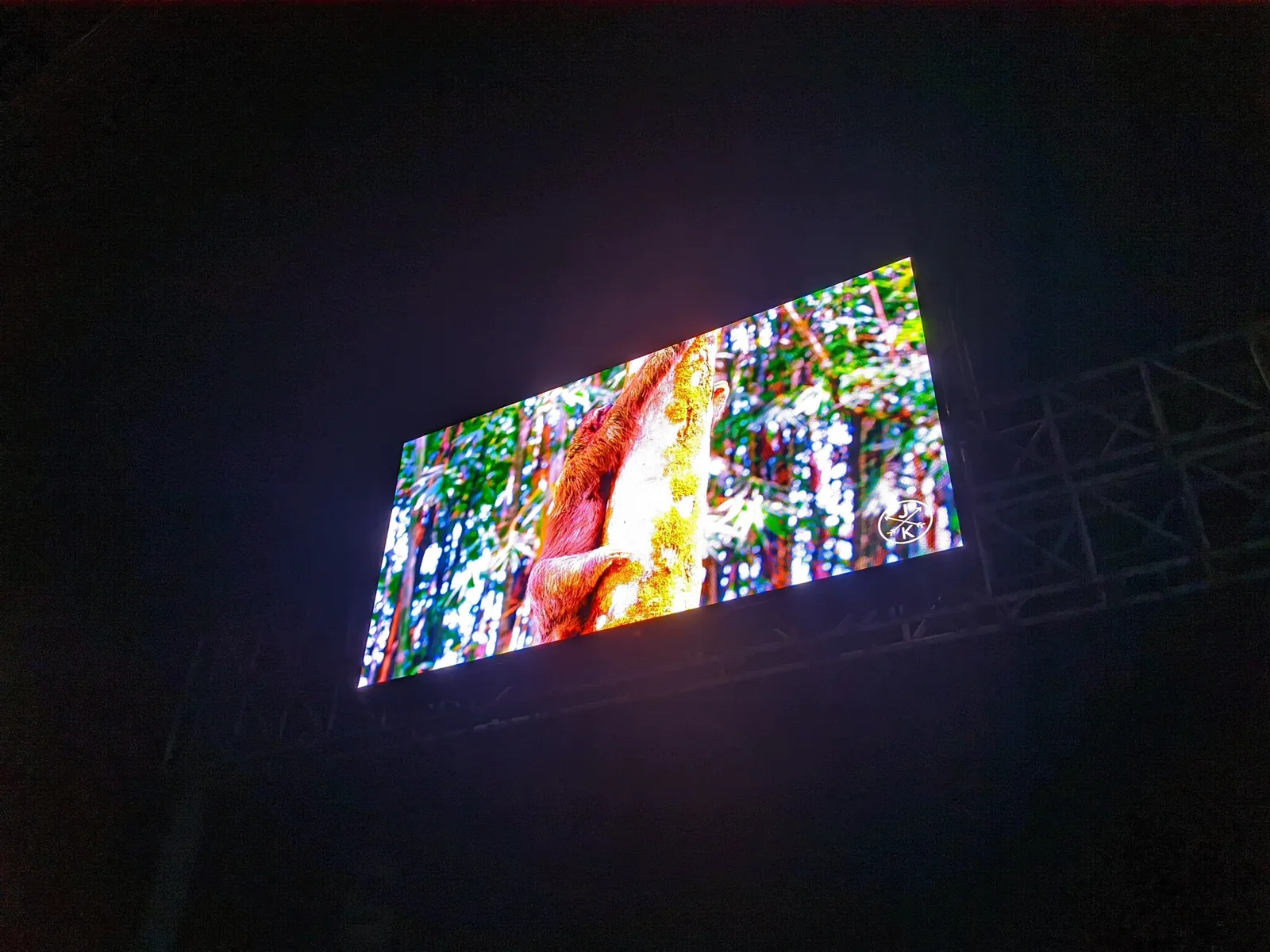 LED bando Jalan Sudirman Bandung menyala terang pada malam hari dengan konten berwarna cerah
