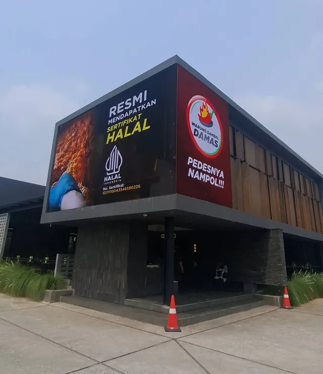 Sisi lain videotron fasad Summarecon Bekasi menayangkan materi sertifikasi halal pada siang hari