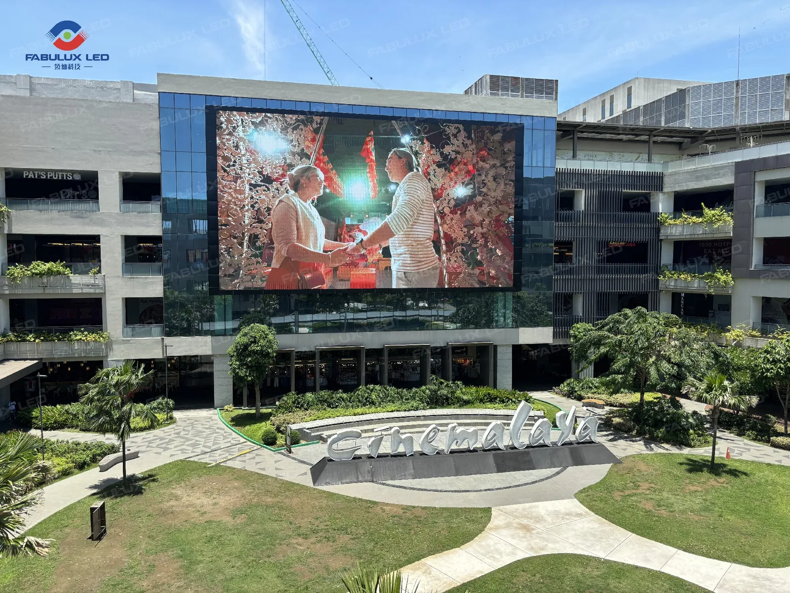 Tampilan penuh layar LED outdoor 400 meter persegi di Ayala Mall Manila
