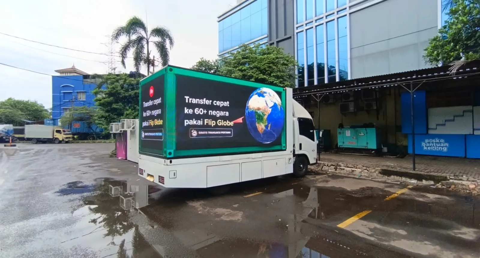 Truk LED yang sama menayangkan kreatif berbeda dengan visual bola dunia di layar sisi bak