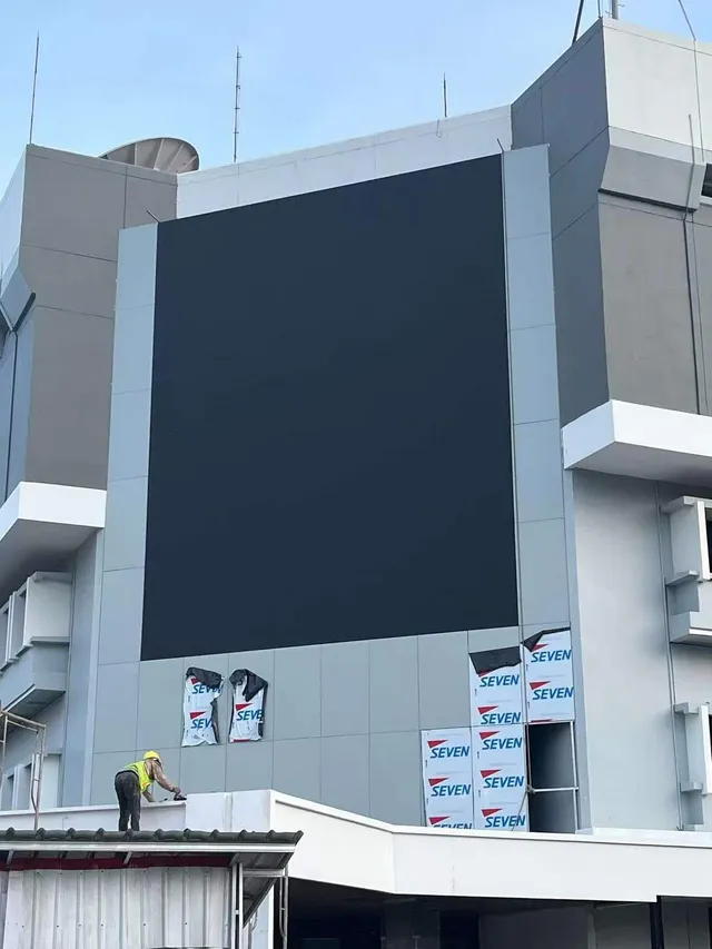 Bidang videotron fasad Bukit Asam Palembang saat pemasangan, sebelum layar dinyalakan