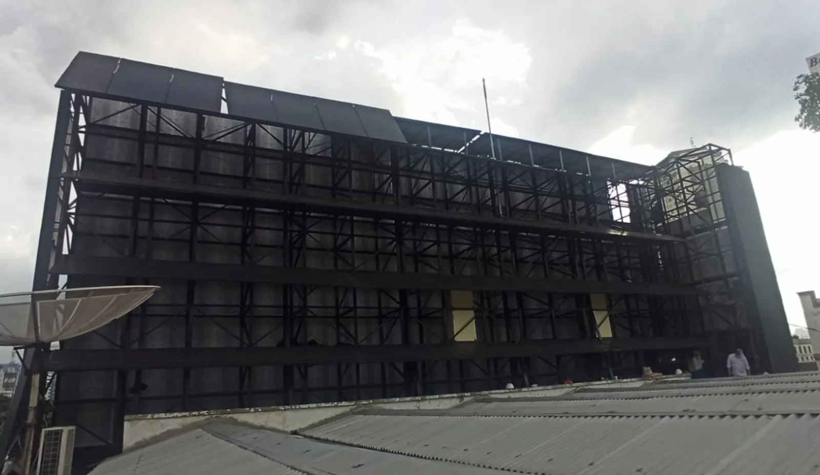 Rangka baja videotron rooftop Harmoni saat tahap konstruksi, sebelum modul LED terpasang