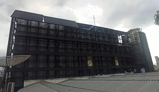 Rangka baja videotron rooftop Harmoni saat tahap konstruksi, sebelum modul LED terpasang