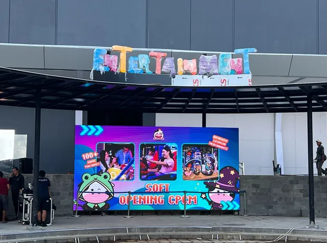 Layar LED P3.91 sebagai latar panggung soft opening di Entertainment District PIK 2 Banten