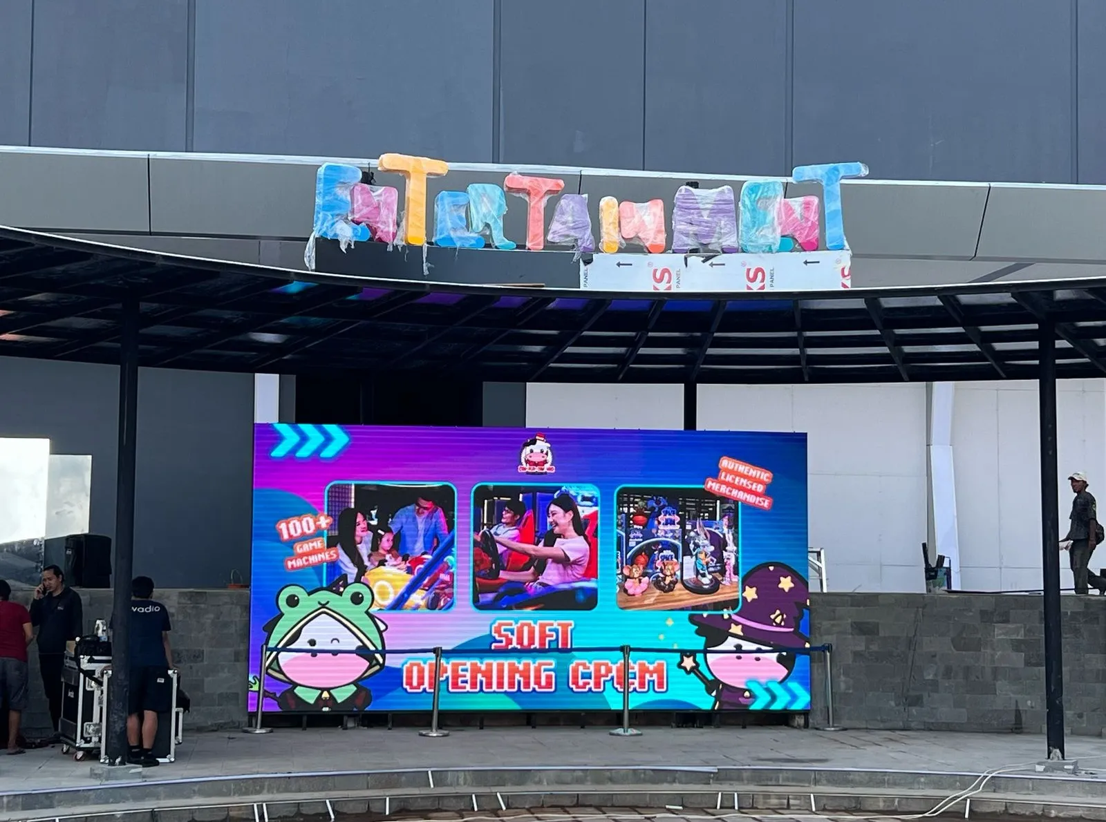 Layar LED P3.91 sebagai latar panggung soft opening di Entertainment District PIK 2 Banten