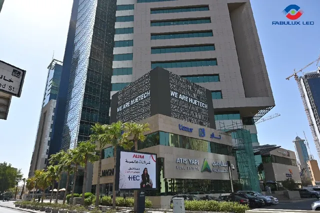 Sudut pandang pejalan kaki terhadap layar lengkung 3D terbesar di Kuwait