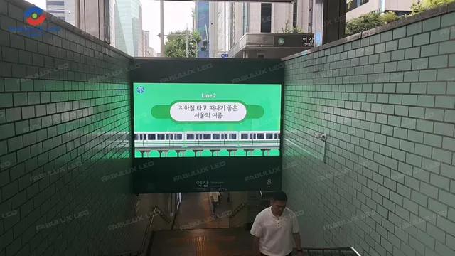 Detail pemasangan layar LED pada kanopi pintu masuk stasiun metro