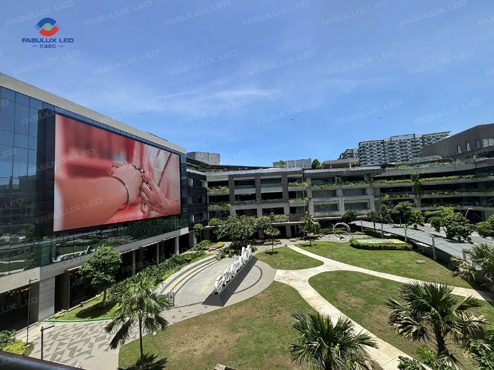 Videotron Ayala Mall Manila dilihat dari area pejalan kaki